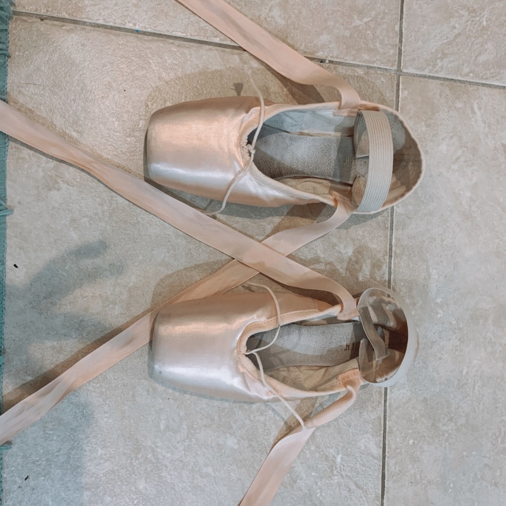 POINTE SHOES